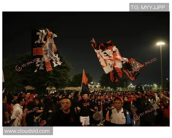 万人空巷热情涌动足球巨星抵达机场现场球迷热烈接机