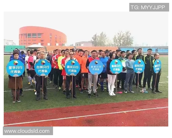 以足球球星为主题打造充满运动激情与偶像魅力的创意文具袋