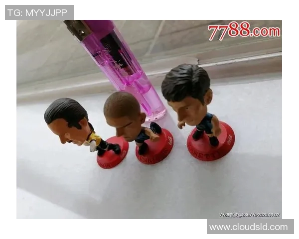 收藏热潮来袭足球球星人偶掀起粉丝狂欢与独特潮流风尚